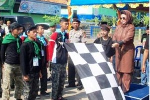 Bupati Kuningan saat melepas peserta Ider alam.